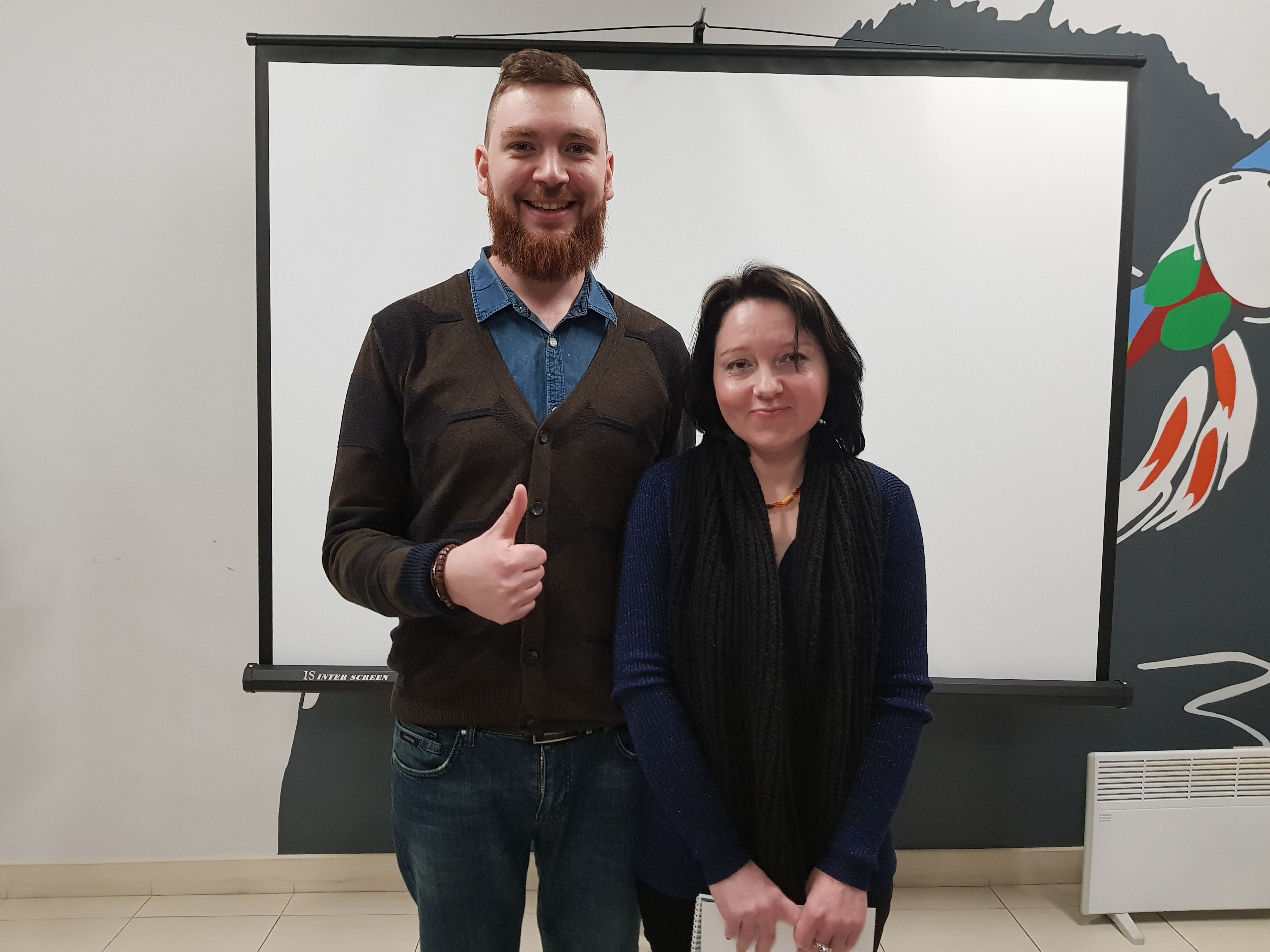 Щаслива студентка курсу розробки мобільних додатків на React Native та ментор Олександр Галицький